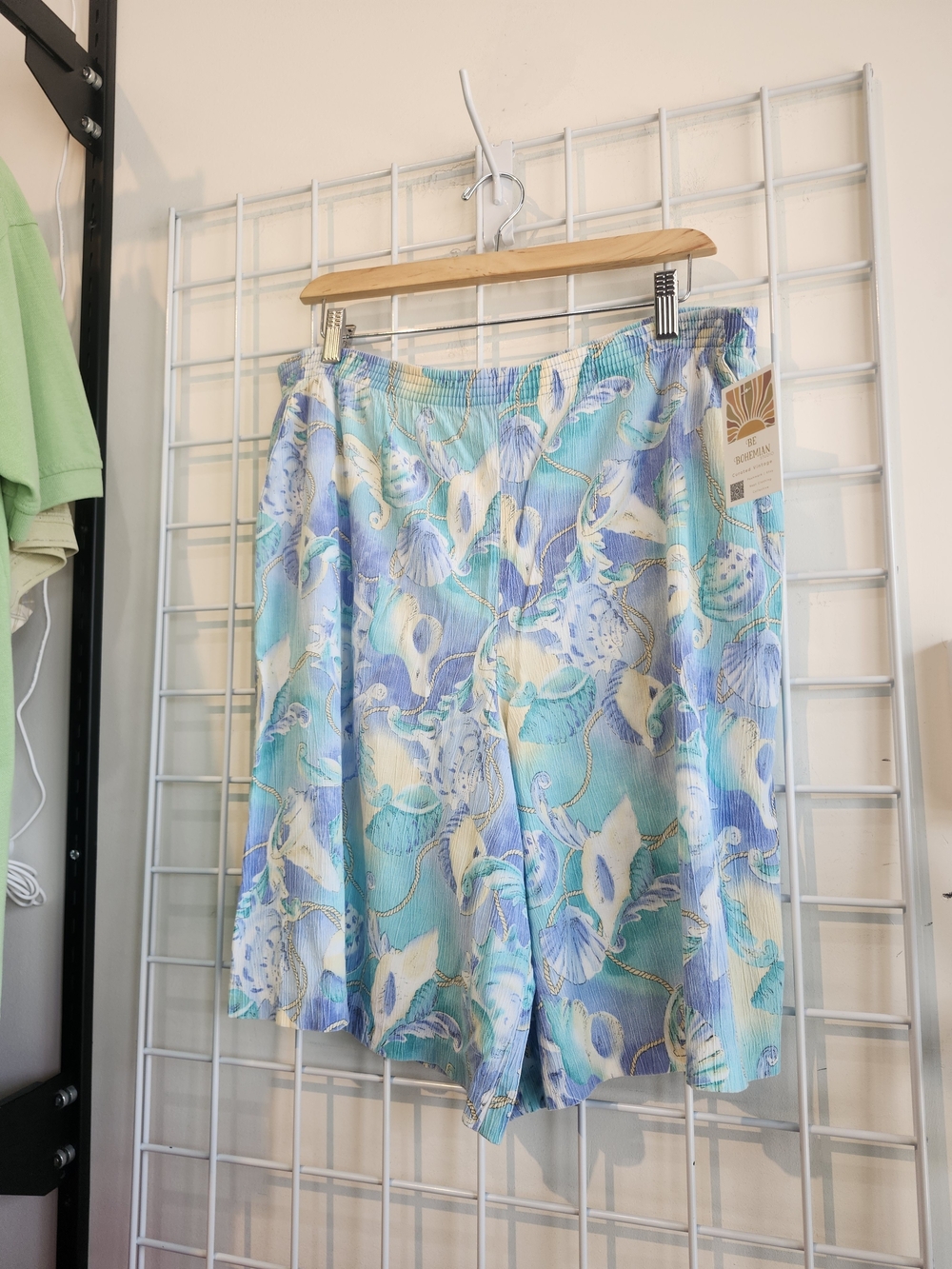 90s Vintage Seashell Print Aqua, Blue and Cream Floral Bermuda Shorts XL